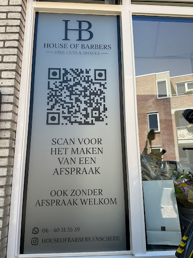 Etalage van House of Barbers Enschede met logo en QR-code voor het maken van een afspraak